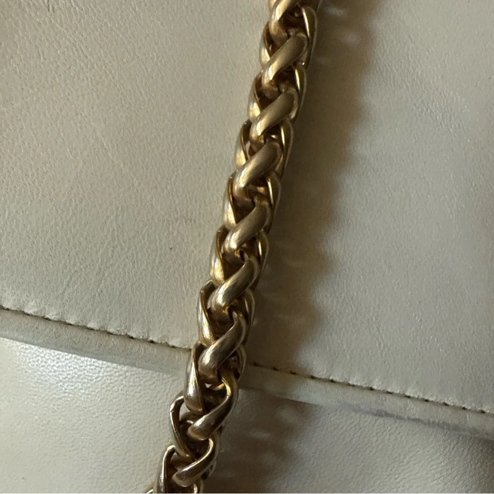Escada Cream Leather Bag with Gold Chain flower detail - Picture 4 of 15